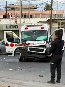 Colisionan camioneta y ambulancia de la Cruz Roja