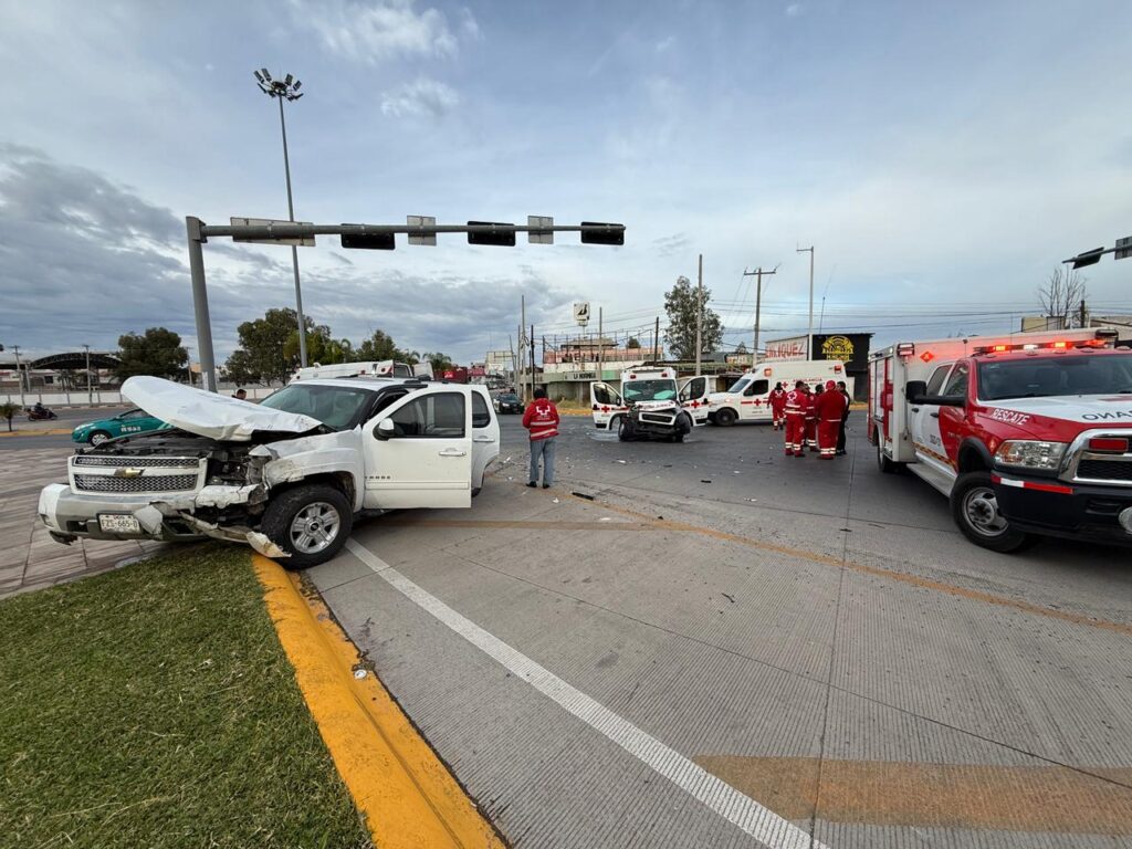 Colisionan camioneta y ambulancia de la Cruz Roja