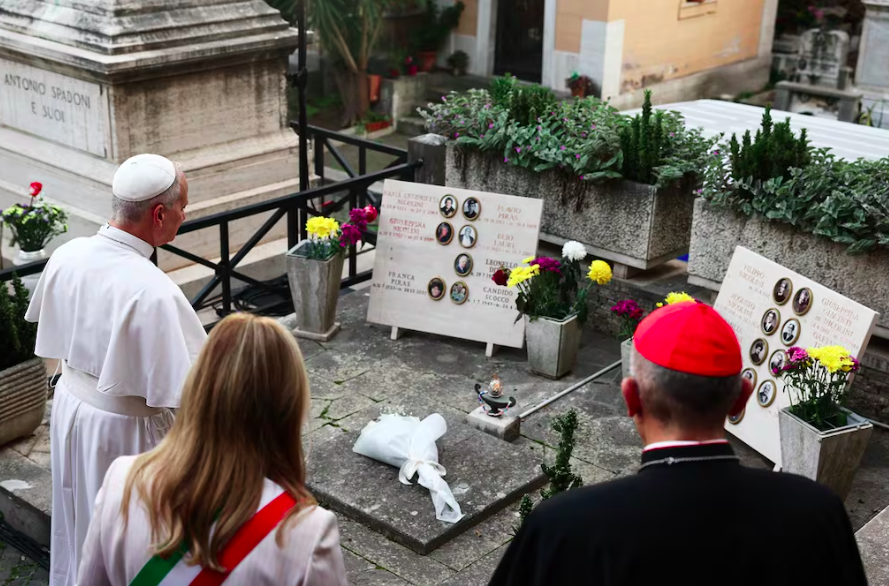 Papa León XIV celebra la misa de Difuntos en el cementerio de Roma