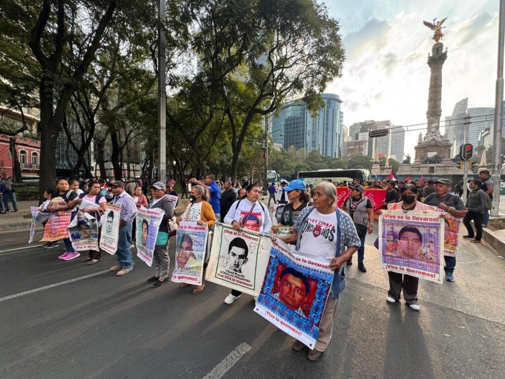 Marcha por Ayotzinapa exige verdad antes de reunión clave con Sheinbaum