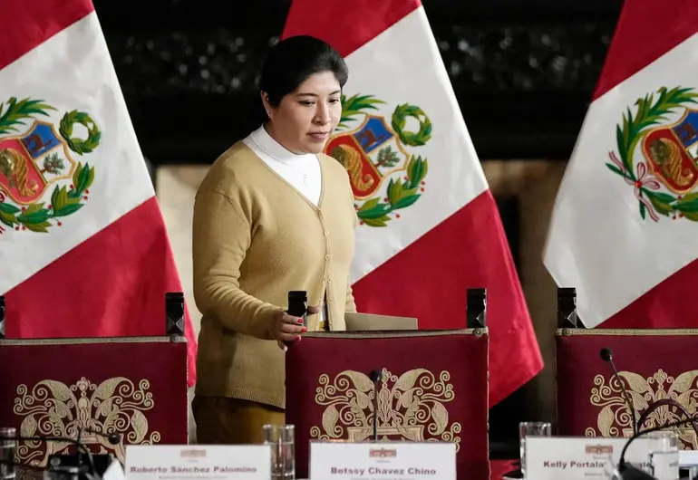 Perú ordena captura internacional de la exprimera ministra Betssy Chávez