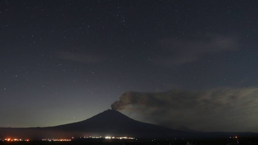 Captan en VIDEO múltiples luces desplazándose sobre el volcán Popocatépetl