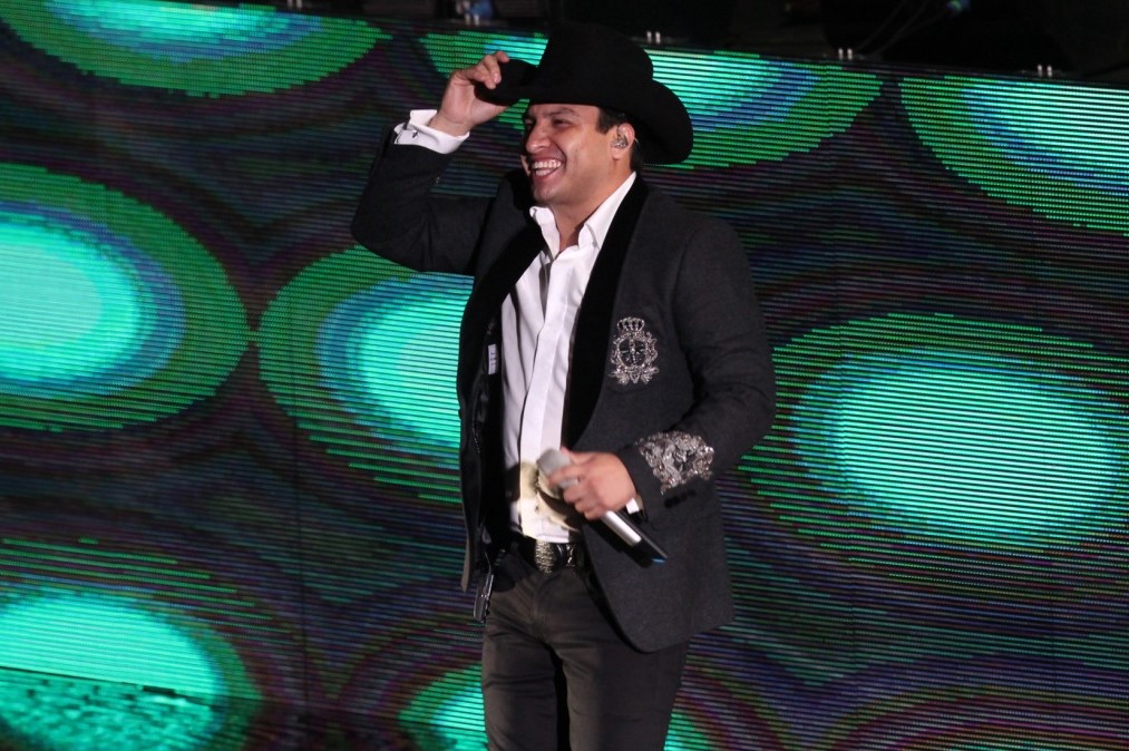 Julión Álvarez en Controversia por Pisotón a Celular en Concierto