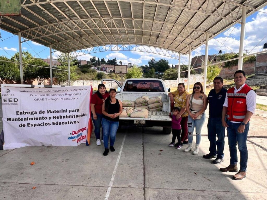 Entregan apoyos a escuelas de Santiago por gestión ante el Gobierno del Estado