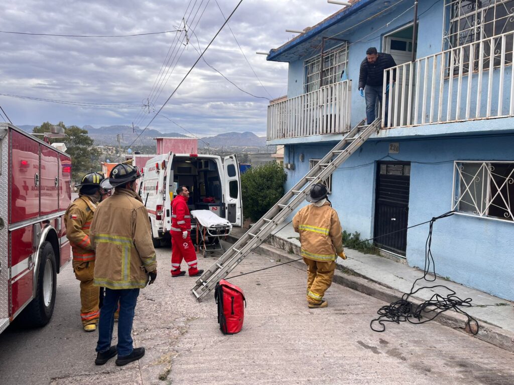 Rescatan a mujer; protección Civil extrae a lesionada tras caída en su domicilio en Santiago