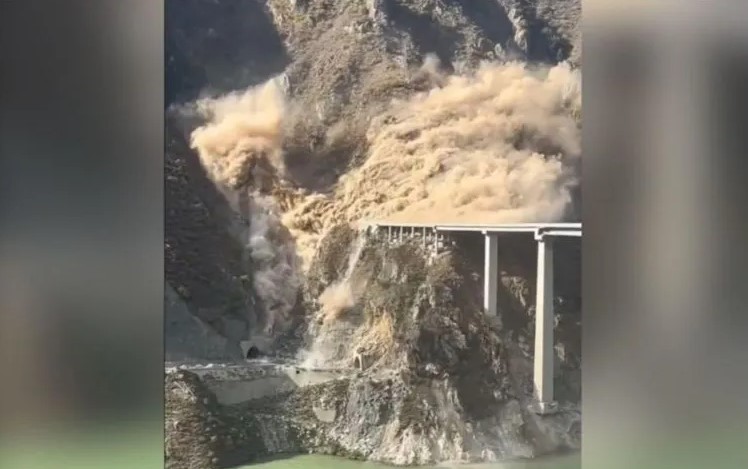 Colapsa el puente gigante Hongqi en China
