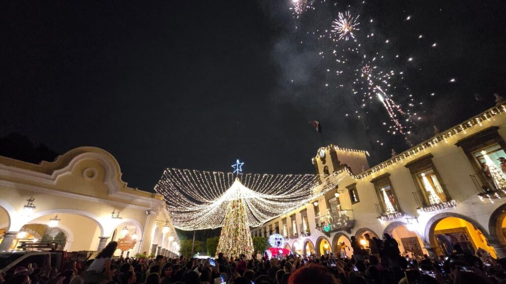 Tlaquepaque abre la temporada decembrina con el encendido de su árbol navideño