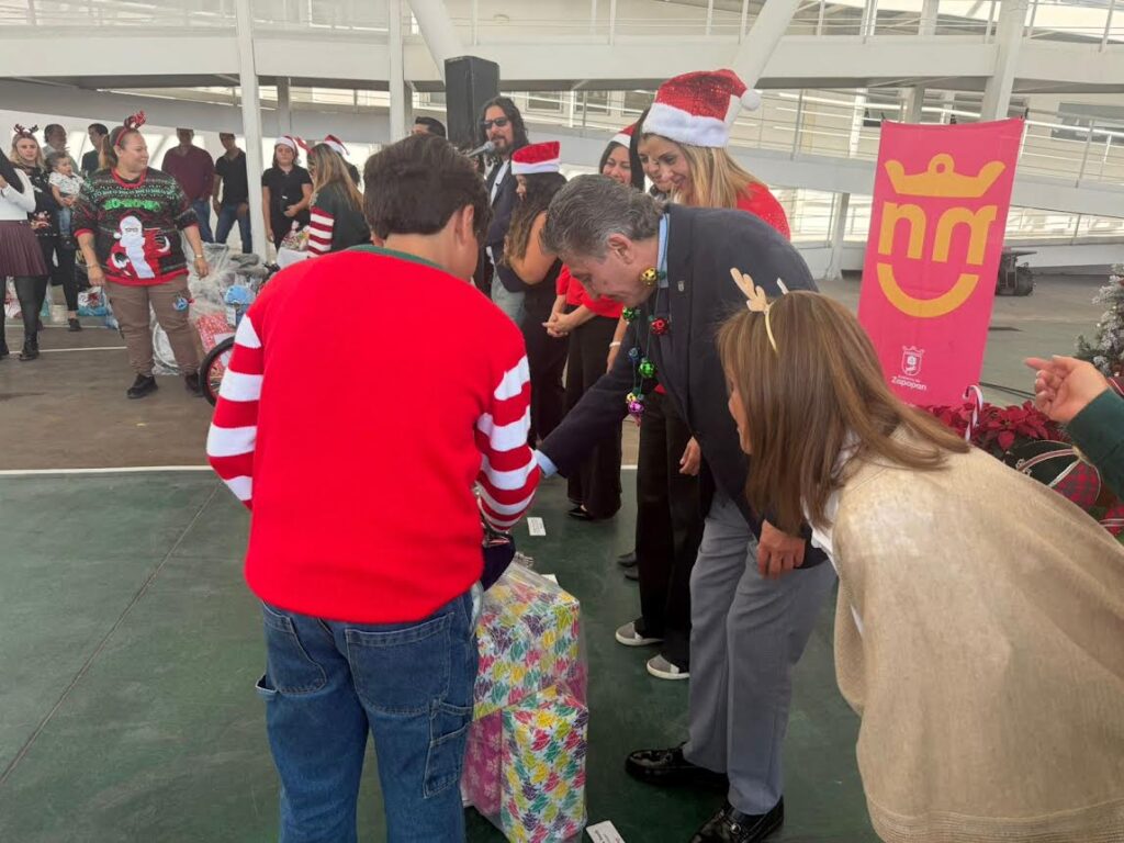 Zapopan entrega regalos navideños a 421 niñas, niños y adolescentes de centros de asistencia