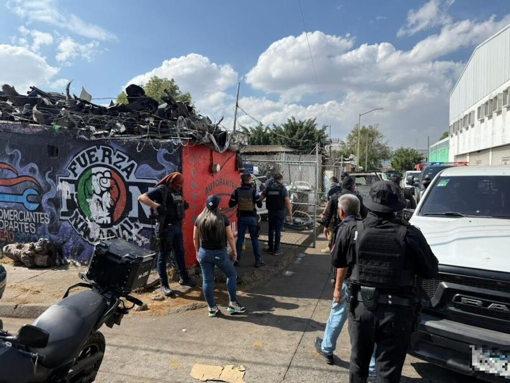Fiscalía recupera vehículo robado y autopartes tras cateos en Guadalajara