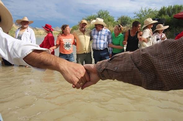 Frontera de Amor: se reunieron a mitad del rio para abrazarse familias separadas por el Gobierno