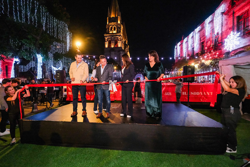 Inaugura Pablo Lemus pista de hielo del Festival Ilusionante 2025 en el Centro Histórico de Guadalajara