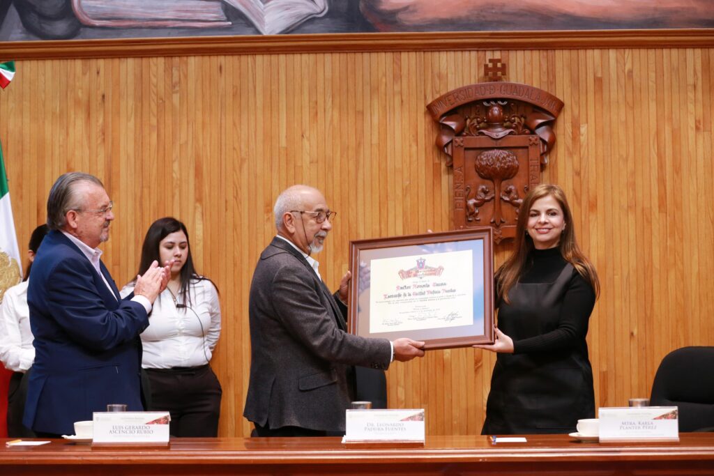Leonardo Padura recibe doctorado Honoris causa de la Universidad de Guadalajara