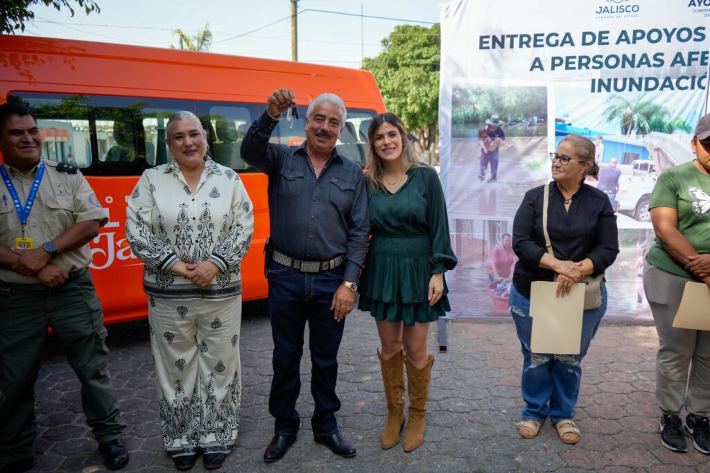 Entregan apoyos a familias afectadas por inundaciones en La Barca y Ayotlán