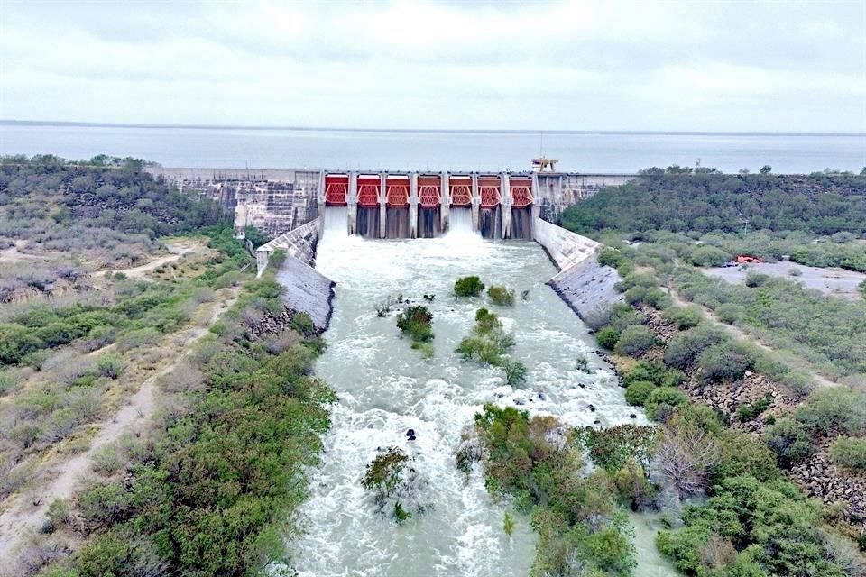 México inicia desfogue de la Presa El Cuchillo para cumplir tratado de agua con EE.UU.