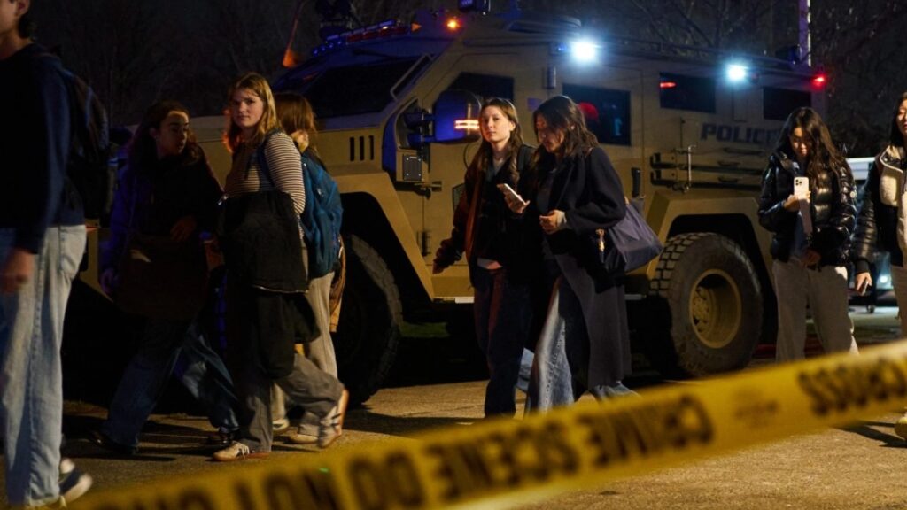 Presunto autor del tiroteo en Universidad de Brown encontrado muerto
