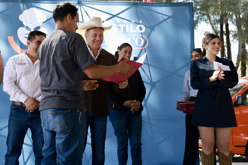 Gobernador Pablo Lemus entrega apoyos por casi 24 mdp a familias afectadas por lluvias en Tototlán