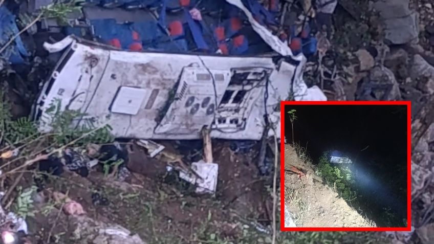 Autobús escolar cae a barranco y deja a 16 estudiantes muertos