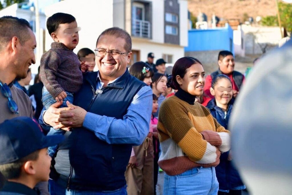 Gobierno de Parral lleva ambiente navideño a la Col. Las Palmas con el programa “Posada en tu Colonia”