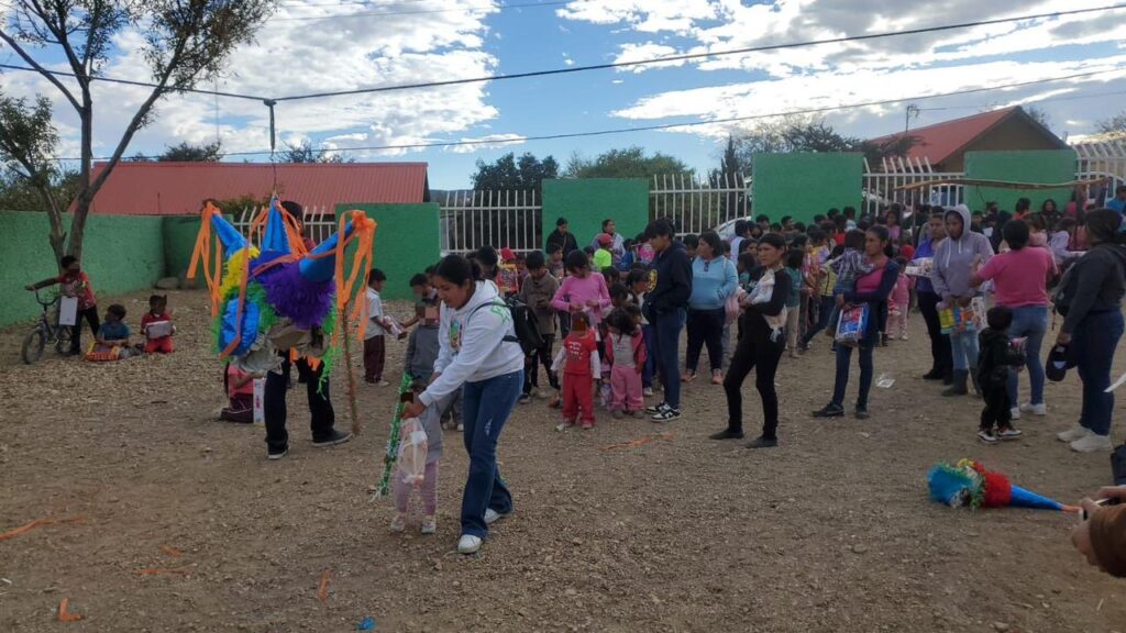 Lleva SPyCI despensas y obsequios a familias indígenas de asentamientos en Parral