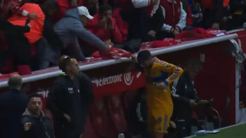 Aficionado agrede a Gignac en pleno partido