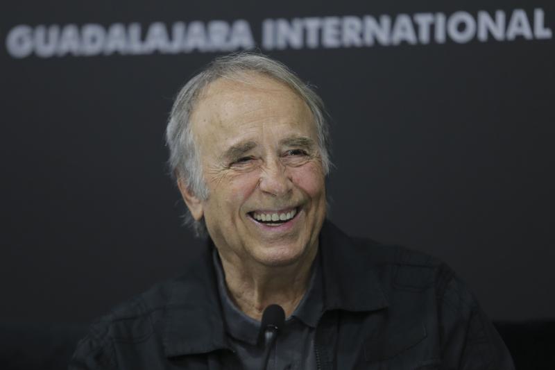 Joan Manuel Serrat se declara barcelonés antes que poeta y cantante en la FIL Guadalajara