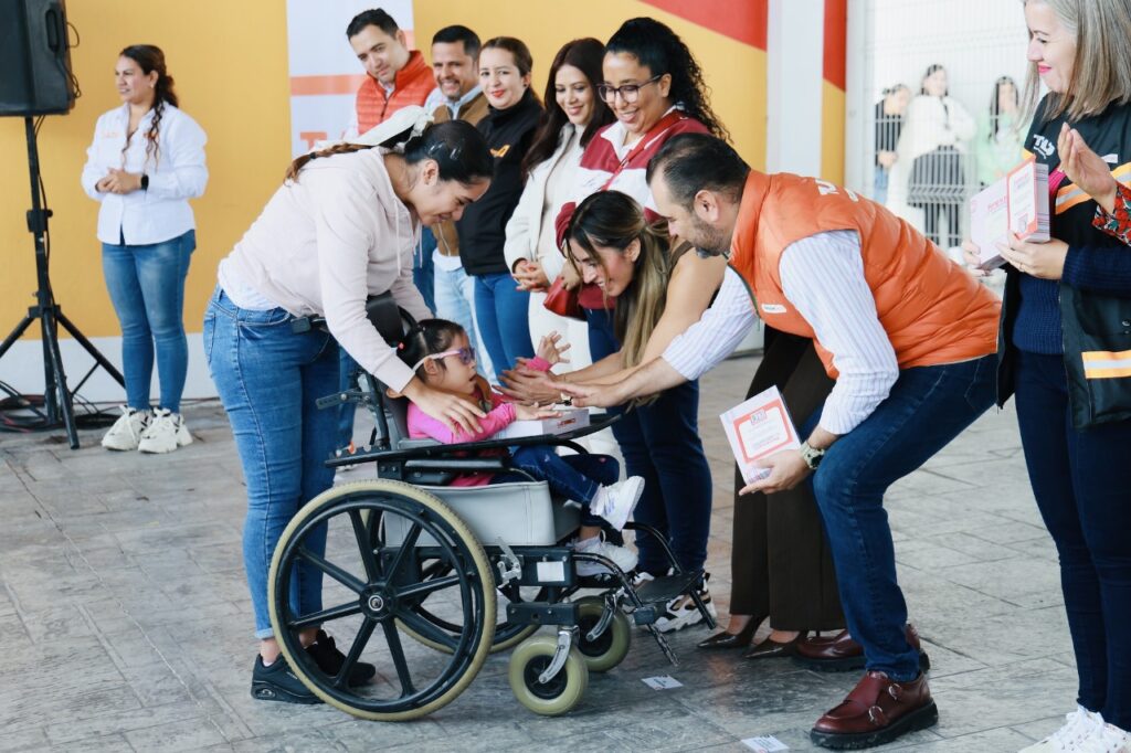 Tlajomulco entrega 300 tabletas a estudiantes del CENDI y CAM