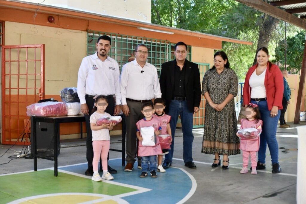 Benefició el Gobierno de Parral a más de 16 mil estudiantes con calzado y uniformes gratuitos