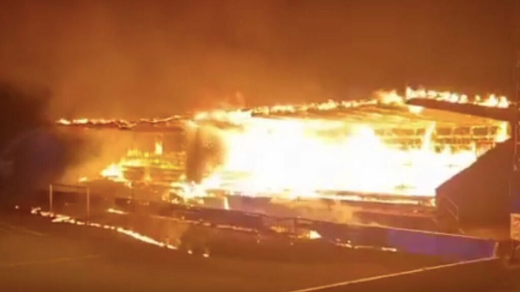 Menores incendian estadio por fracaso de su equipo