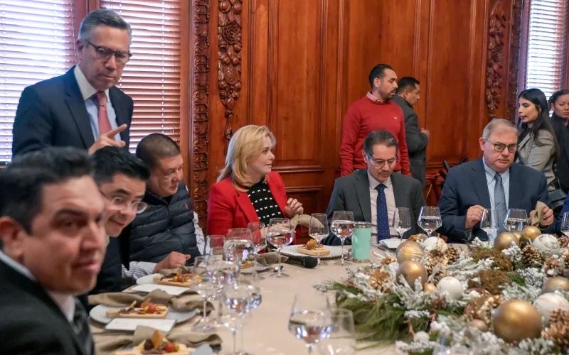 Maru Campos encabeza brindis navideño con miembros de su Gabinete
