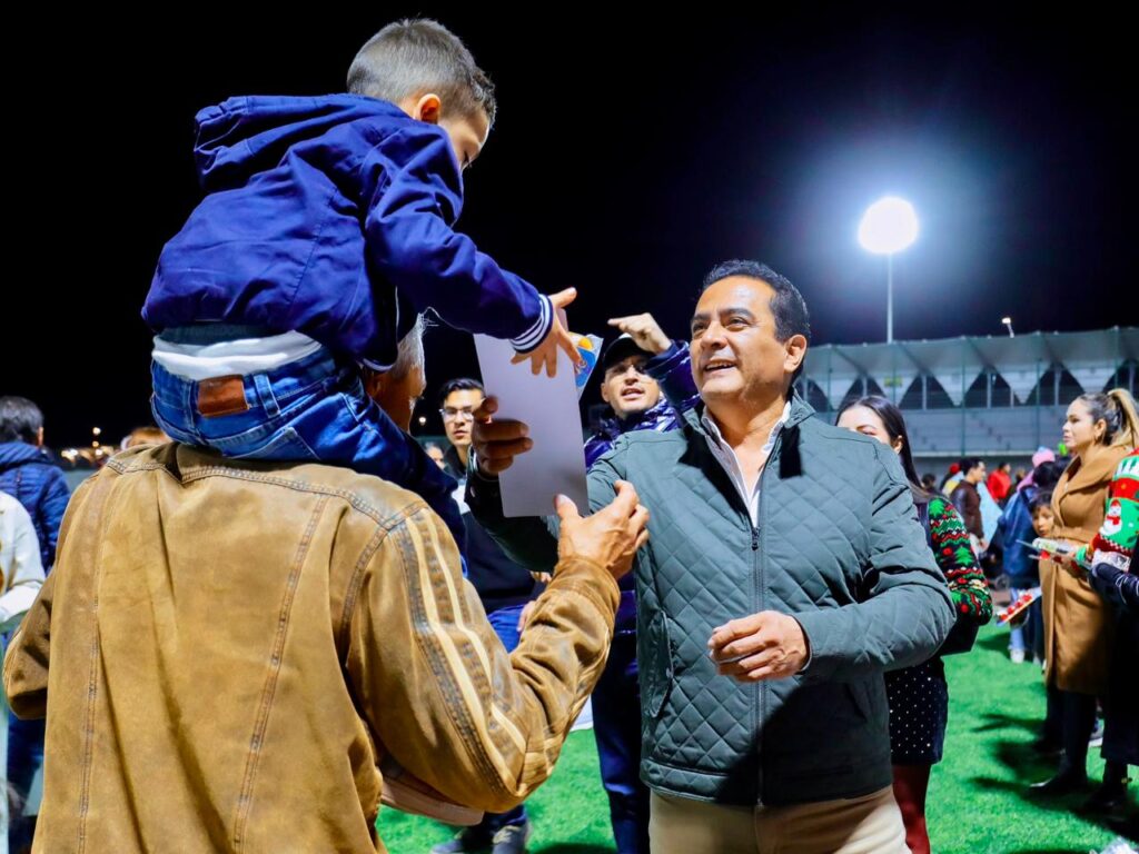 Toño Ochoa enciende la alegría en el Parque Lineal: Macroposada celebra una Navidad de Guau en familia