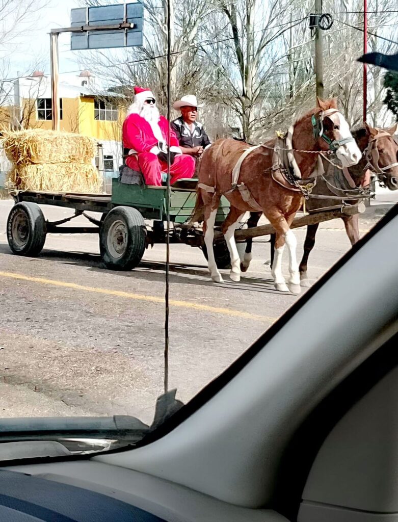 Viral :Santa Claus llega a Bocoyna en carreta jalada por caballos