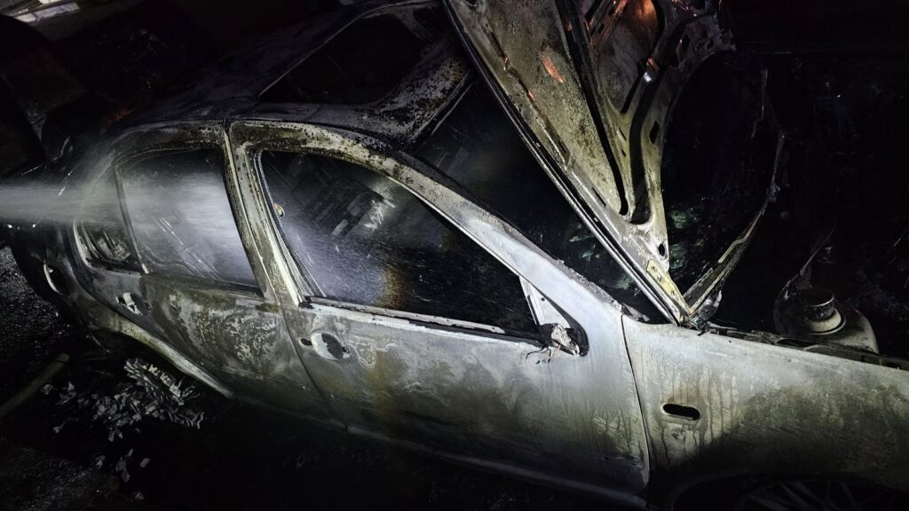 Arde vehículo y moviliza a Bomberos en la colonia PRI