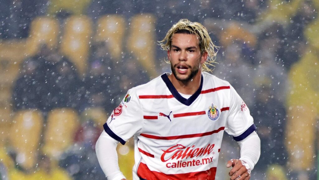 Cowell se va de las Chivas