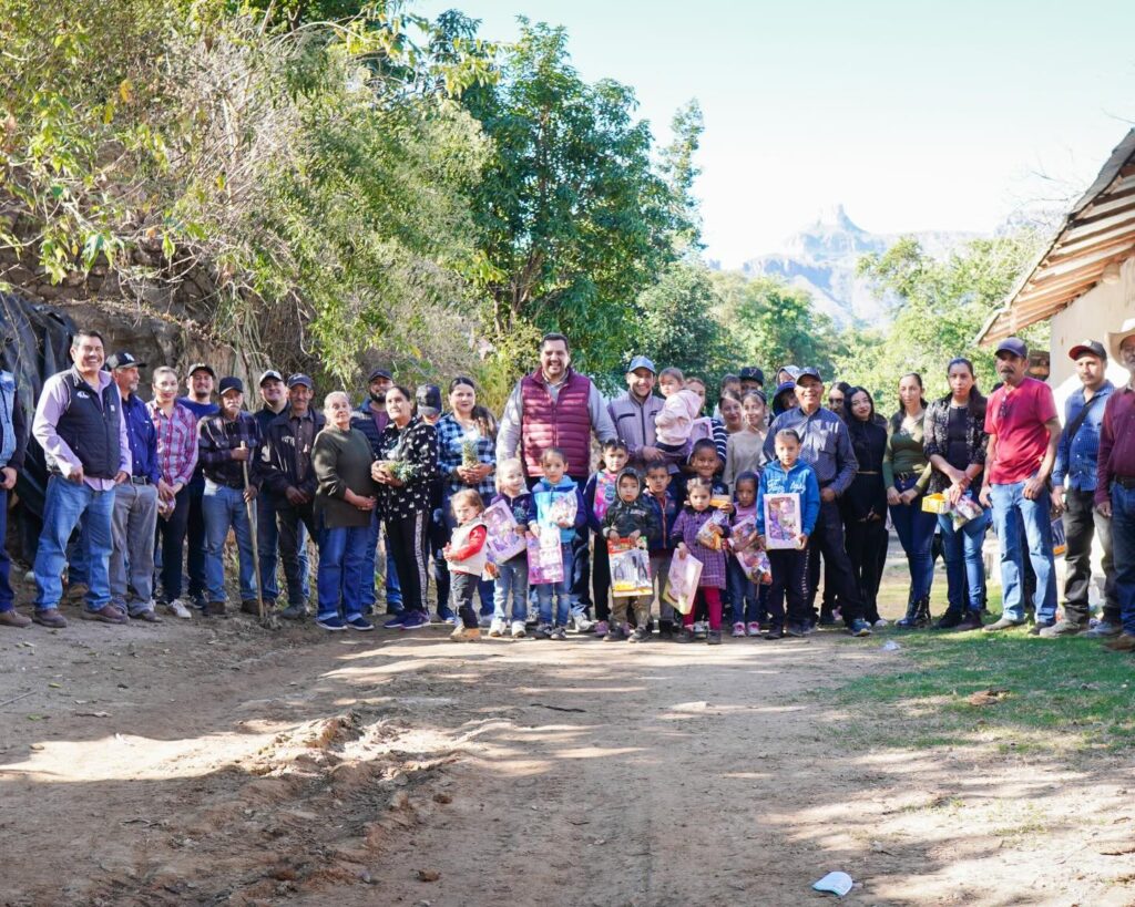 Presidente municipal lleva alegría y regalos a comunidades de Ciénega de Caballos, Metates y Capulín de Metates