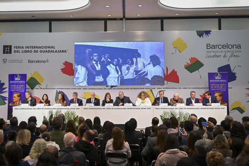 UdeG entrega Presea al Mérito Académico y reconoce a Ricardo Villanueva