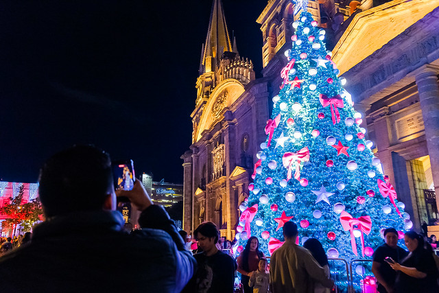 Arranca el Festival Ilusionante 2025 con el encendido del Árbol Navideño en el Paseo Fray Antonio Alcalde