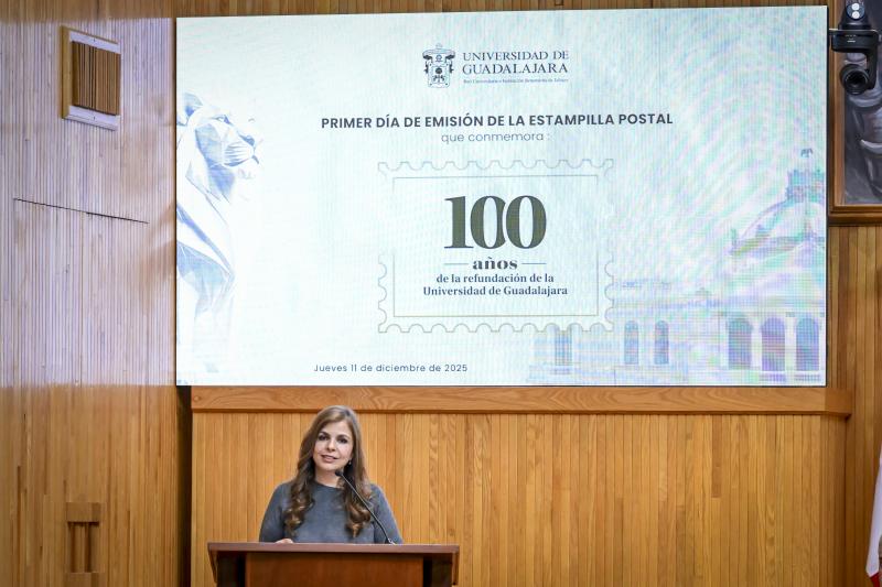 Develan estampilla conmemorativa por los 100 años de la refundación de la UdeG