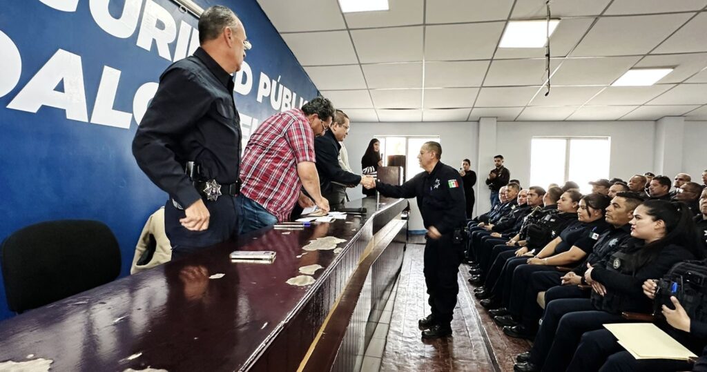 Con inversión de 2 millones de pesos, alcalde Salvador Calderón entrega bonos a policías municipales