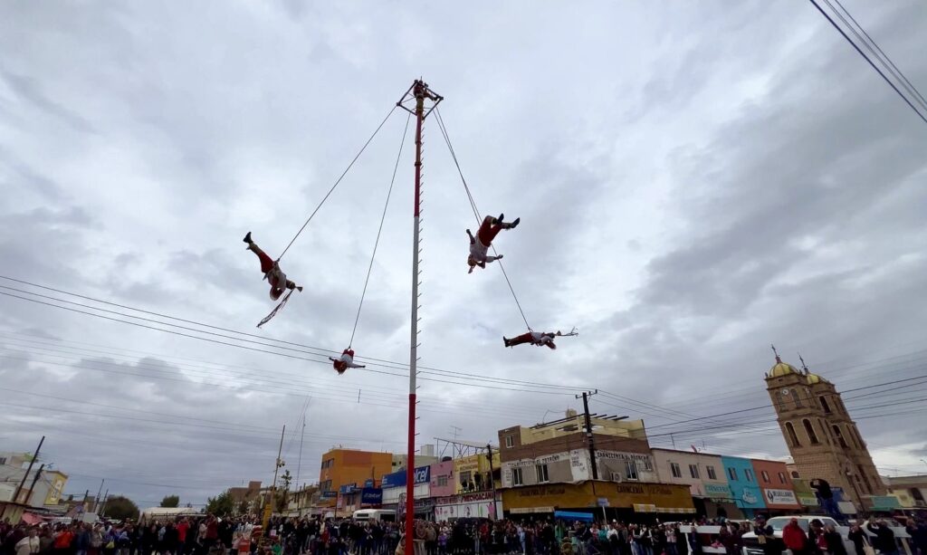 Inicia la Feria del Maíz y del Frijol con espectáculo de los Voladores de Papantla en Guadalupe Victoria