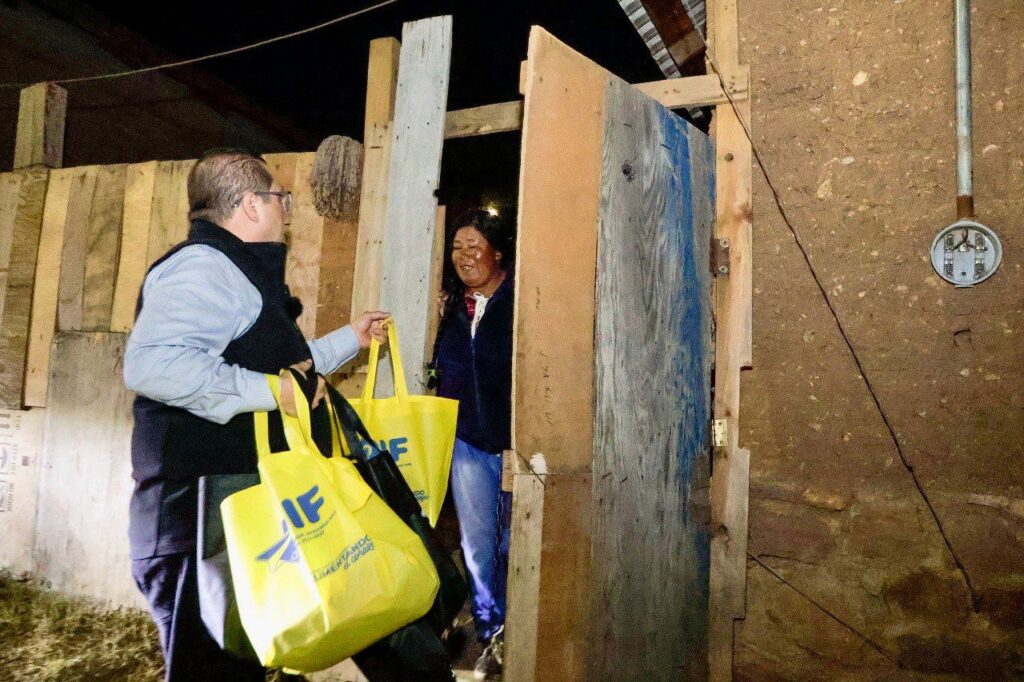 Alcalde Salvador Calderón entrega cenas navideñas a familias del asentamiento indígena San Andrés