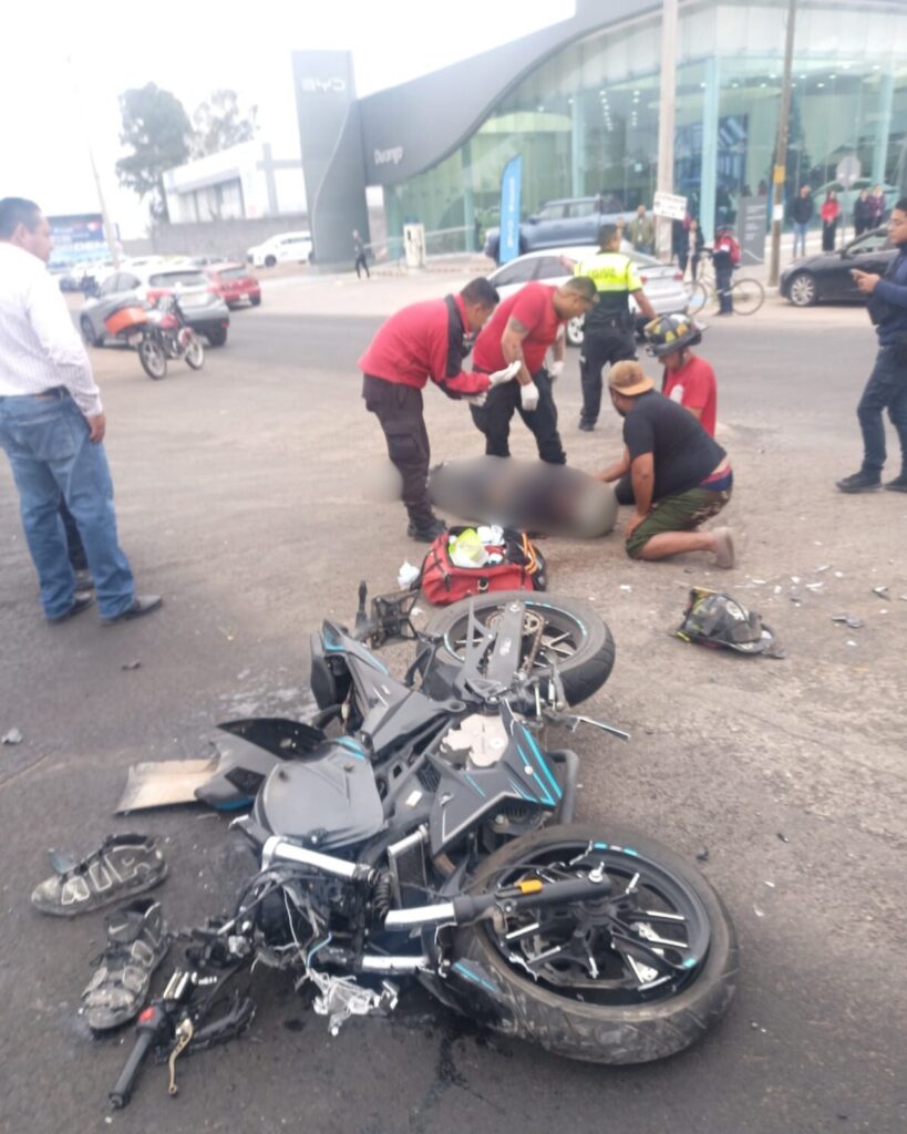 Motocicleta choca contra vehículo y pierde la vida