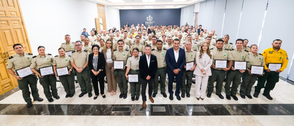 Reconocen a 51 oficiales de Protección Civil y Bomberos Jalisco por conducta ejemplar