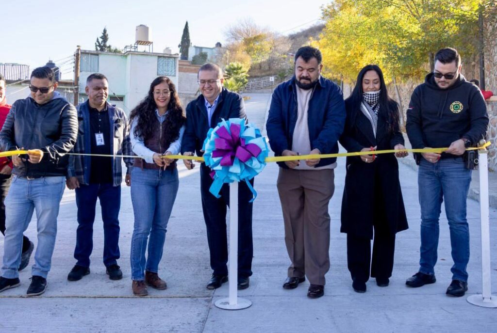 Alcalde Salvador Calderón entrega pavimentación en la calle Tecolotes del Fracc. La Esmeralda