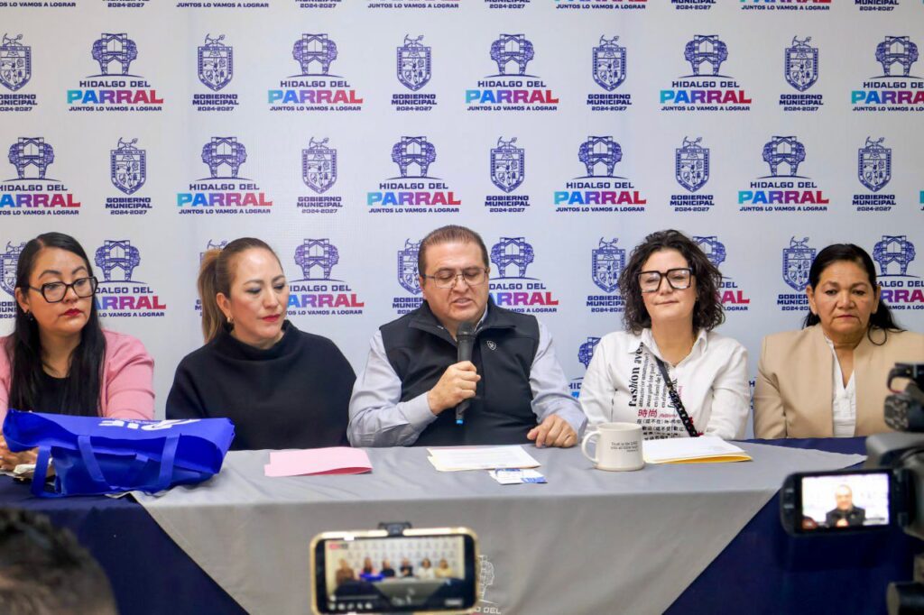 Alcalde Salvador Calderón entrega cenas navideñas y leña a familias vulnerables