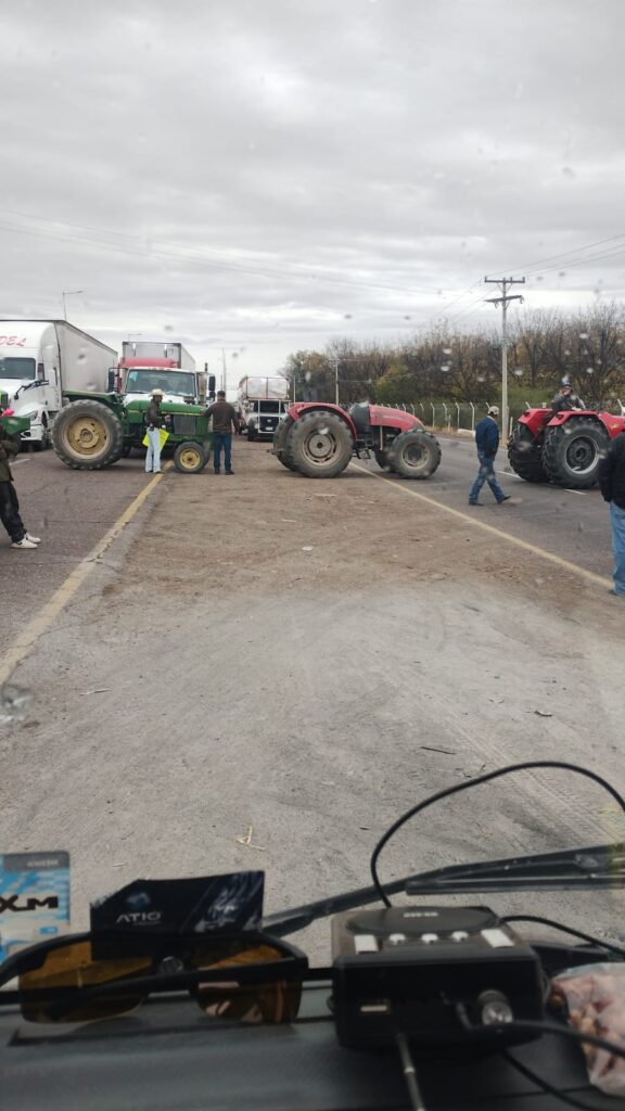 Bloqueo Vial en Jiménez por Productores Agrícolas, amenazan sera permanente y total