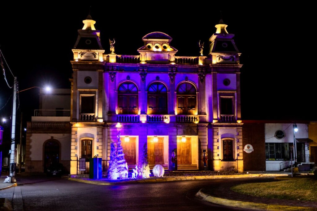 Coordinación entre instituciones educativas y Gobierno Municipal ilumina Parral en Navidad