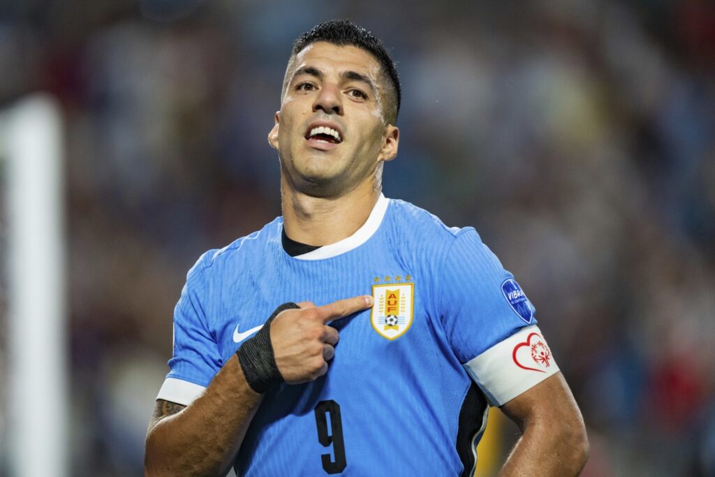 FIFA le quita dos estrellas a Uruguay en su escudo
