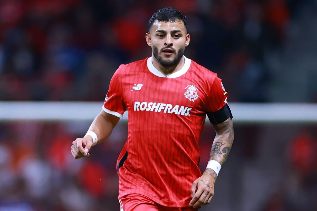 Alexis Vega se vuelve a lesionar; Despiden a tres del cuerpo técnico