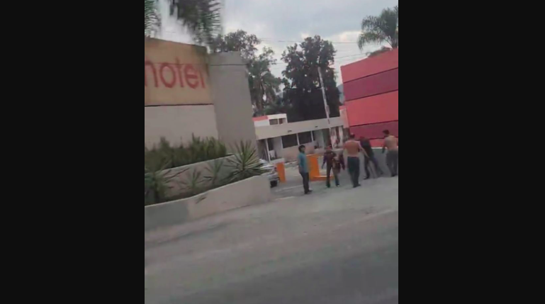 Pelea a golpes afuera de un Motel se vuelve viral