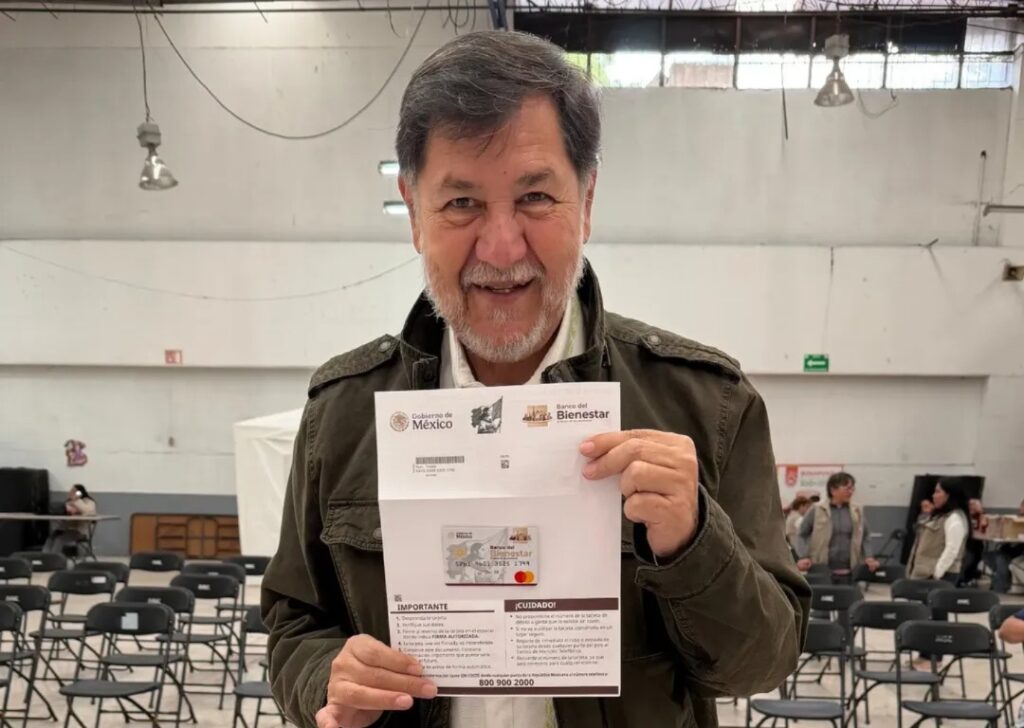 Noroña presume que recibió su tarjeta de pensión Bienestar para adultos mayores